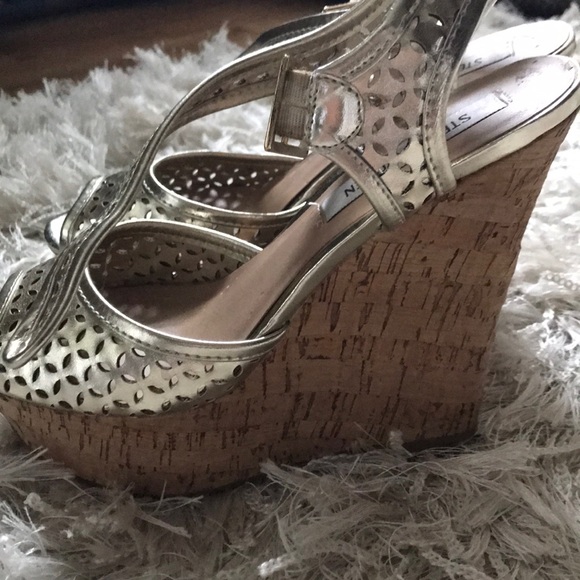 Steve Madden Platform Gold Wedges - Picture 4 of 5